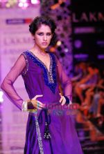 Model walks the ramp for Manish Malhotra Show at Lakme Winter fashion week day 4 on 20th Sept 2010 (54).JPG